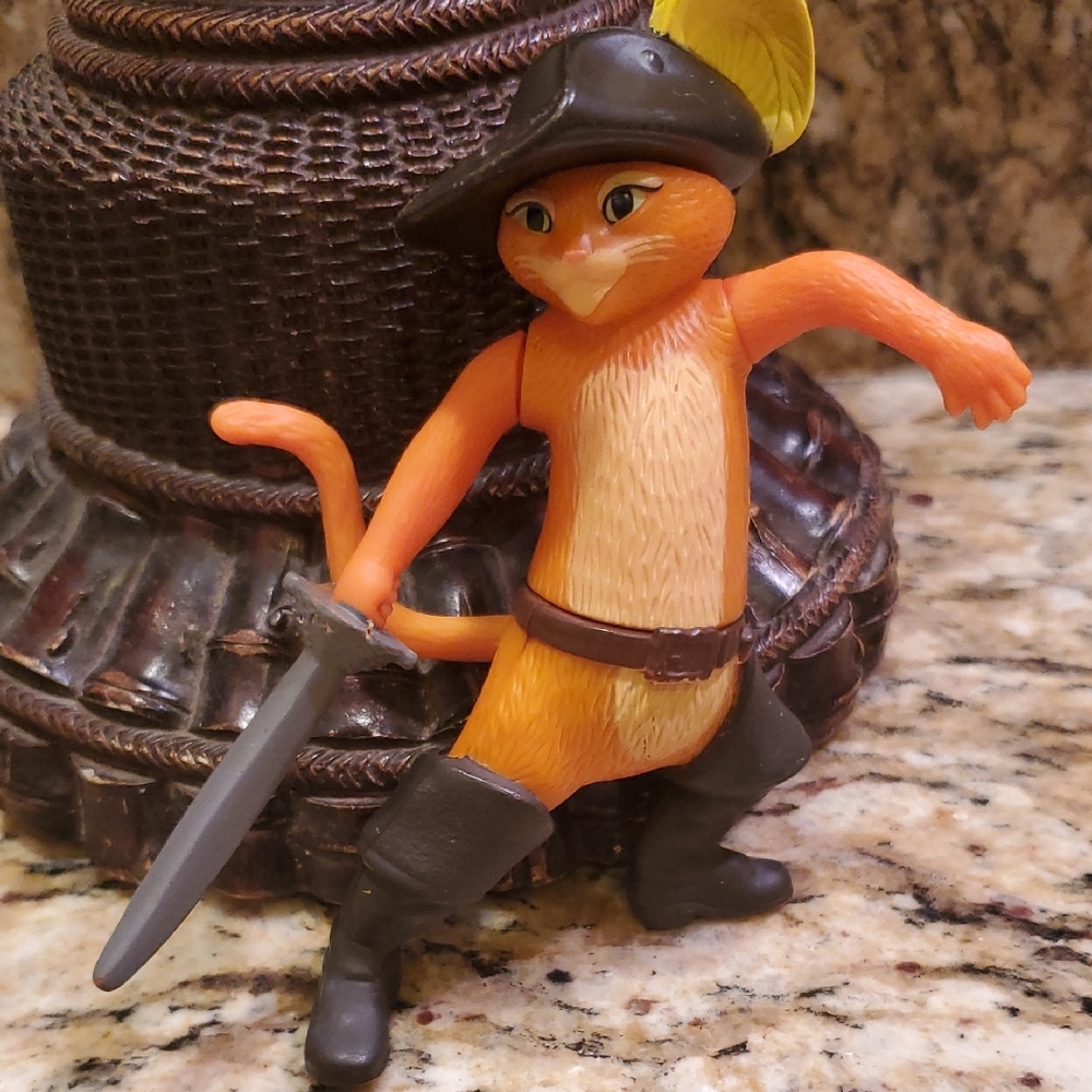 PUSS IN BOOTS FROM SHREK